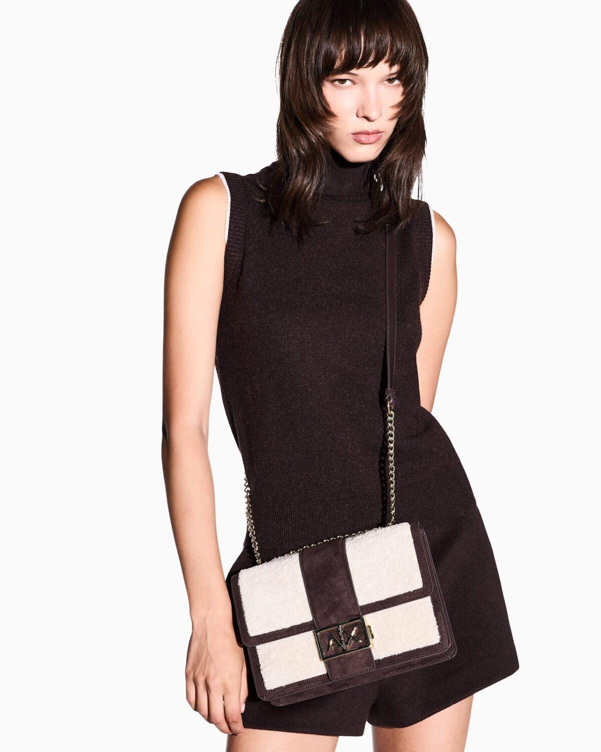 Bolso bandolera de ante y borreguillo con correa de cadena Armani Exchange - Marrón