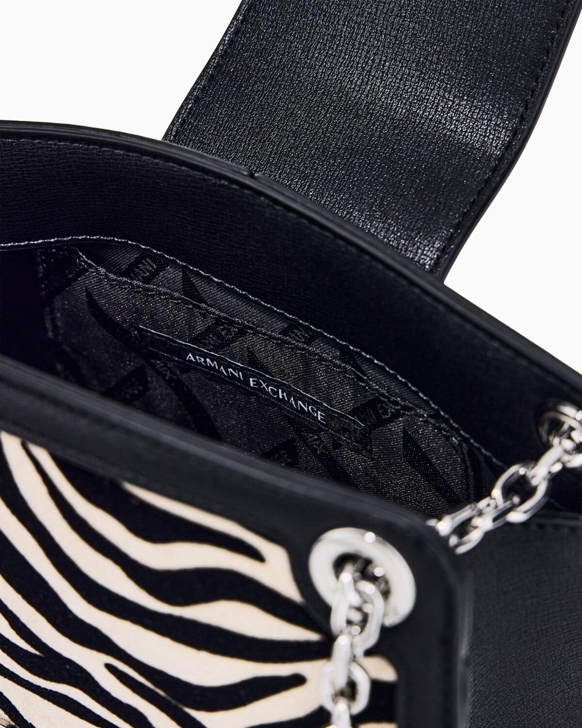 Bolso con estampado de cebra y correa de cadena Armani Exchange - Blanco y negro