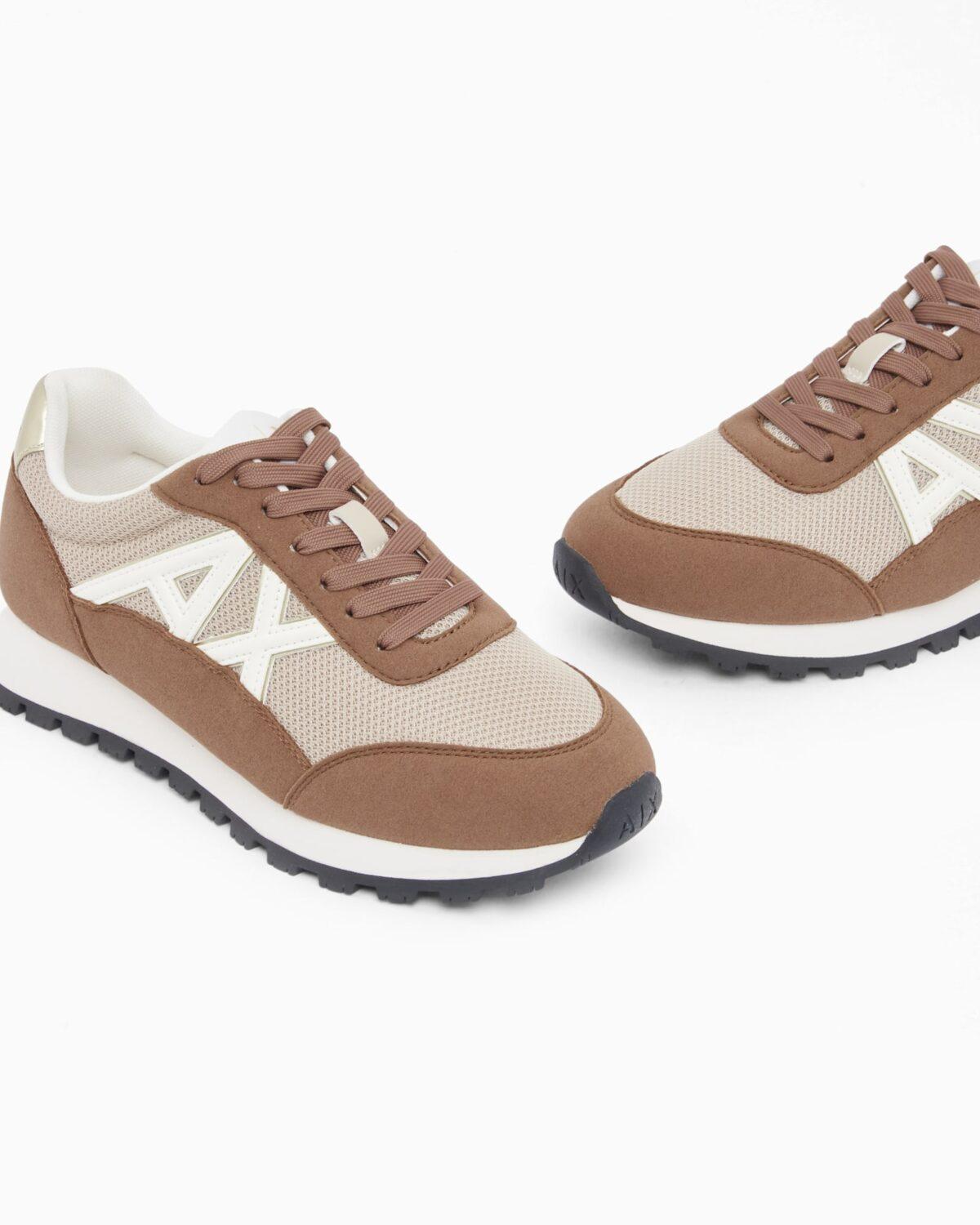 Zapatillas con paneles de malla y suela de goma texturizada Armani Exchange - Marrón