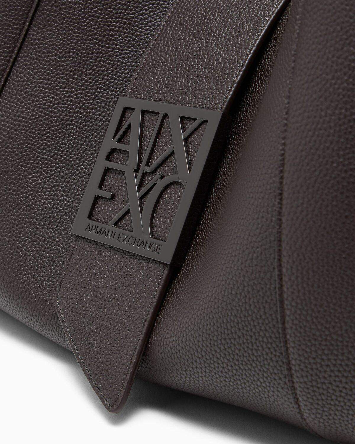 Bolso de hombro texturizado con placa de logotipo Armani Exchange - Marrón