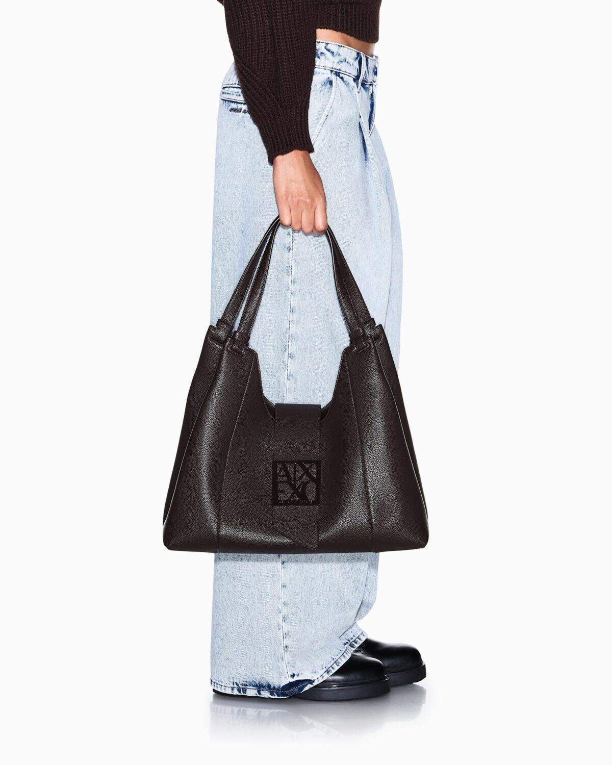 Bolso de hombro texturizado con placa de logotipo Armani Exchange - Marrón