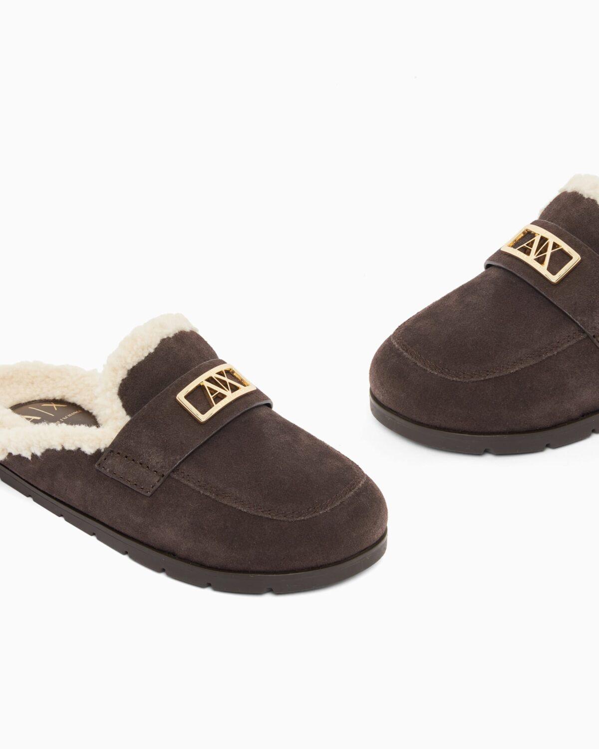 Zuecos de serraje con forro de pelo y detalle metálico Armani Exchange - Marrón