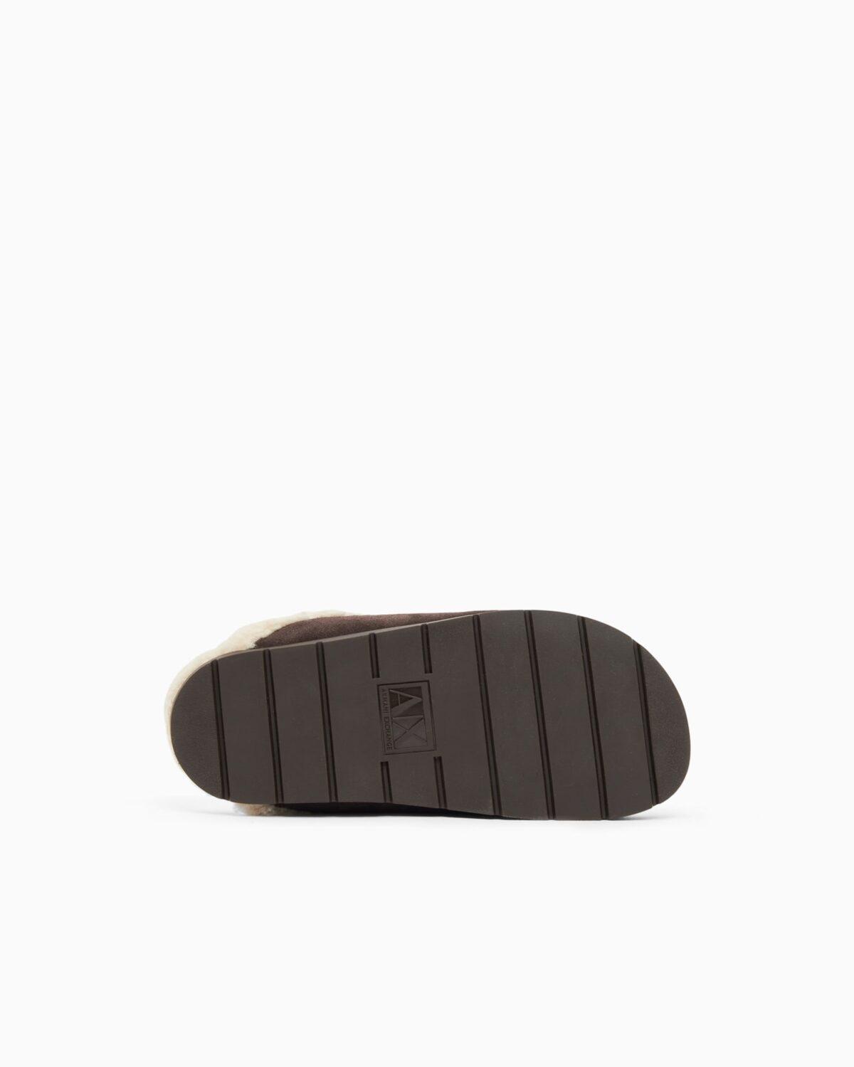 Zuecos de serraje con forro de pelo y detalle metálico Armani Exchange - Marrón