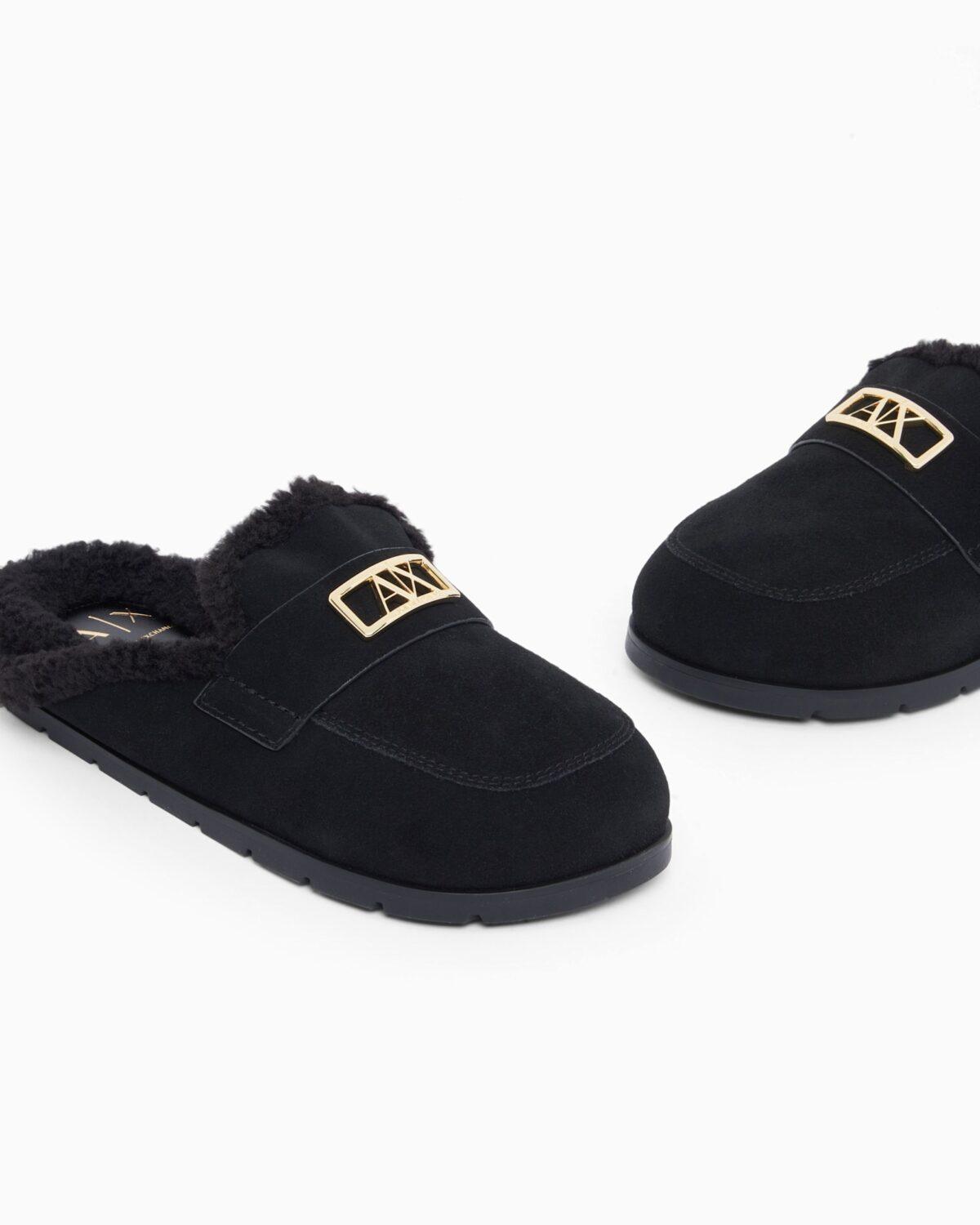 Zuecos de serraje con forro de pelo y detalle metálico Armani Exchange - Negro