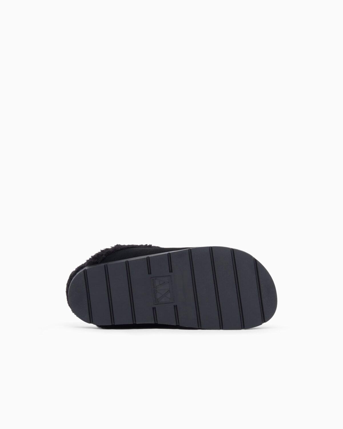 Zuecos de serraje con forro de pelo y detalle metálico Armani Exchange - Negro
