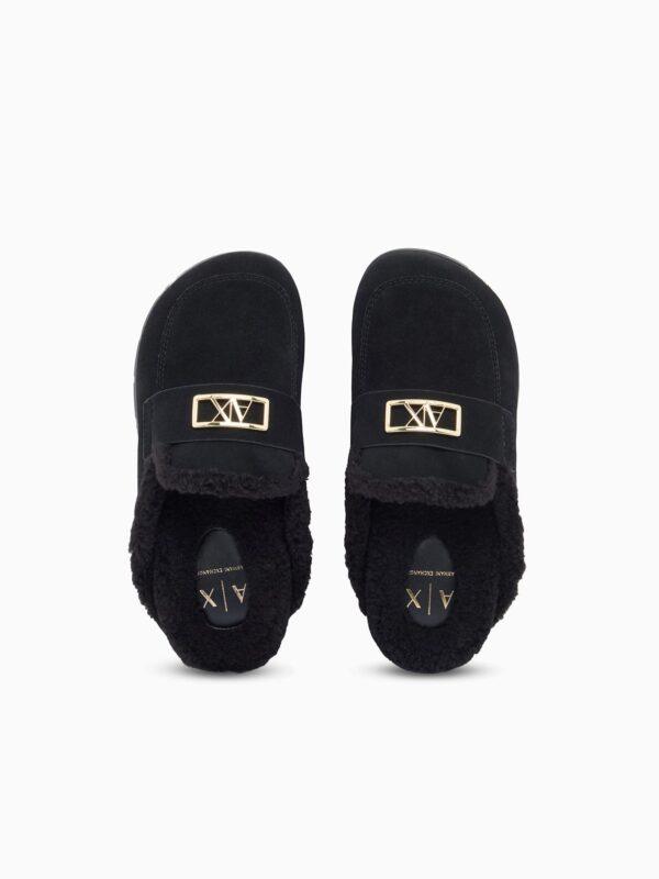 Zuecos de serraje con forro de pelo y detalle metálico Armani Exchange - Negro